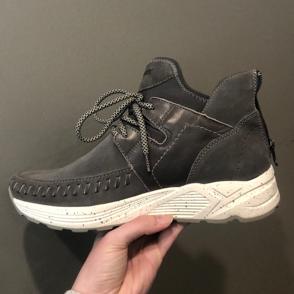 Earth Shoes Jaunt in Charcoal Grey Suede size 8.5
